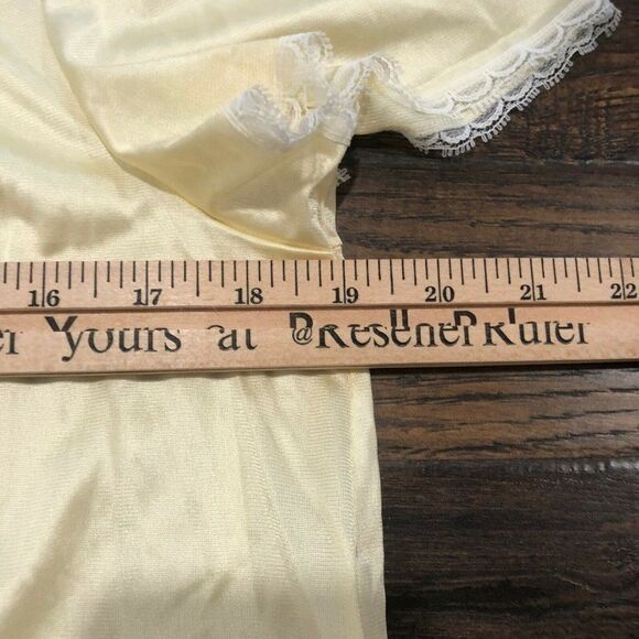 Vanity Fair Women Size Small Sheer Yellow Short Sleeve Button Front Nylon Robe - Picture 5 of 12